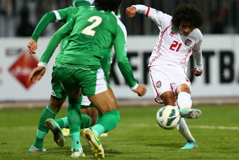 Emirati player Omar Abdul Rahman (R) shoots to score a goal against Iraq during their 21st Gulf Cup football match final in Manama, on January 18, 2013. AFP PHOTO/MARWAN NAAMANI
 *** Local Caption ***  289770-01-08.jpg
