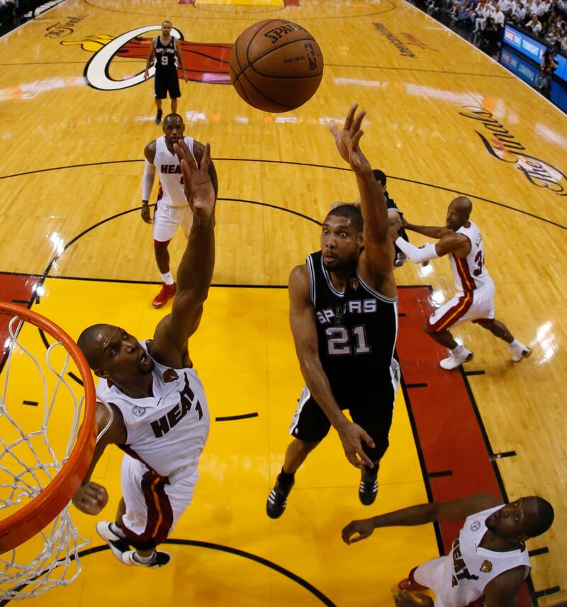 epa03750992 San Antonio Spurs player Tim Duncan (R) takes a shot against Miami Heat player Chris Bosh (L) in the second half of game six of the NBA Finals at the American Airlines Arena in Miami, Florida, USA, 18 June 2013. The winner of the best-of-seven series will be the NBA Finals Champion.  EPA/KEVIN C. COX / POOL CORBIS OUT *** Local Caption ***  03750992.jpg