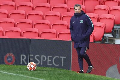 epa07494607 Barcelona's manager Ernesto Valverde during a practice session at Old Trafford Stadium in Manchester, Britain, 9 April 2019.  Barcelona play Manchester United in the UEFA Champions League quarter final first leg soccer match at Old Trafford 10 April.  EPA/NIGEL RODDIS