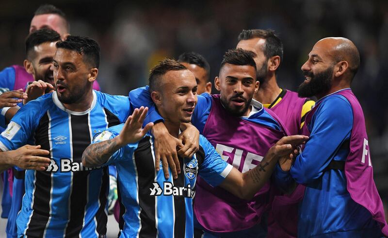 epa06385829 Gremio's Everton (C-L) celebrates with his teammates after scoring the winning goal during the FIFA Club World Cup semi final match between Gremio Porto Alegre and CF Pachuca in Al Ain, United Arab Emirates, 12 December 2017. Gremio won 1-0 after extra time.  EPA/MARTIN DOKOUPIL