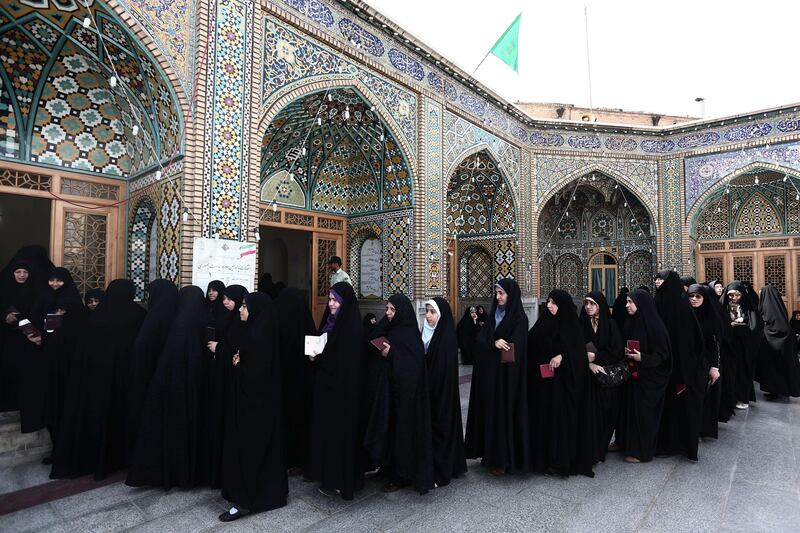 Iranian women wait in a queue to vote at a polling station at the Massoumeh shrine in the holy city of Qom, 130 kms south of Tehran, during presidential elections in the Islamic republic on June 14, 2013. Iranians are voting to choose a new president in an election the reformists hope their sole candidate will win in the face of divided conservative ranks, four years after the disputed re-election of Mahmoud Ahmadinejad. AFP PHOTO/SEDA RAVANDI
 *** Local Caption ***  341281-01-08.jpg