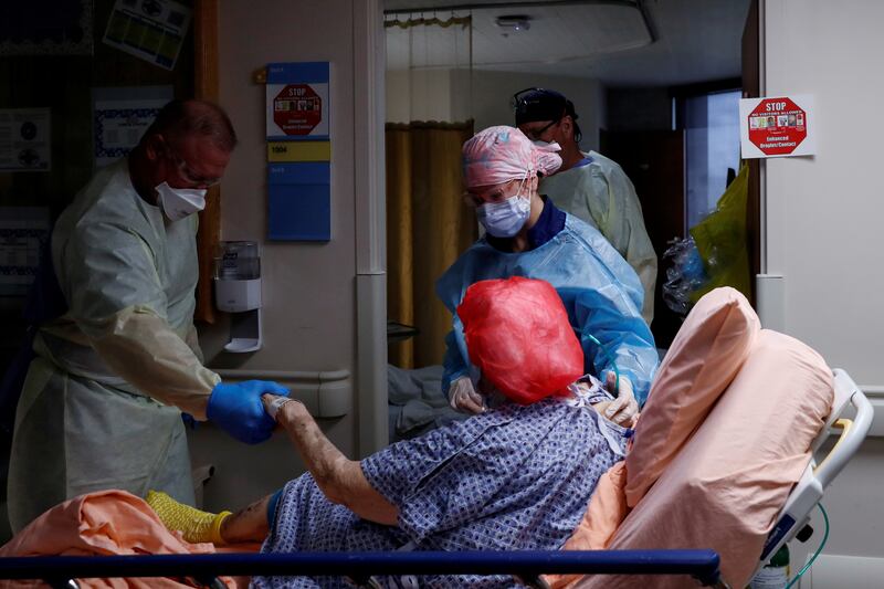 A medical team takes a coronavirus patient to a room at Sarasota Memorial Hospital in Florida, the US, on September 21. Photo: Reuters