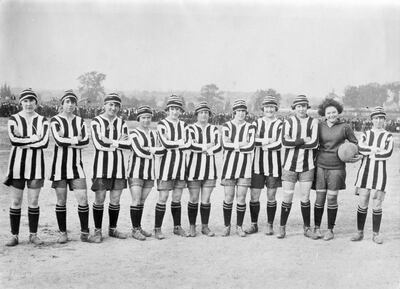 PAWTUCKET, RHODE ISLAND:  Dick, Kerr Ladies F.C,the ground-breaking womens football club, pose for a photograph during their 1922 North American tour. [EingeschrÃ¤nkte Rechte fÃ¼r bestimmte redaktionelle Kunden in Deutschland. Limited rights for specific editorial clients in Germany.] Photographer: Walter Gircke  Vintage property of ullstein bild  (Photo by Gircke/ullstein bild via Getty Images)
