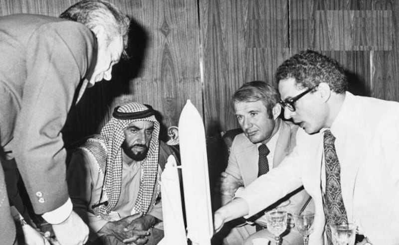Dr Farouk El-Baz (right) briefing Sheikh Zayed, Founding Father of the UAE. Courtesy: Dubai Media Office 