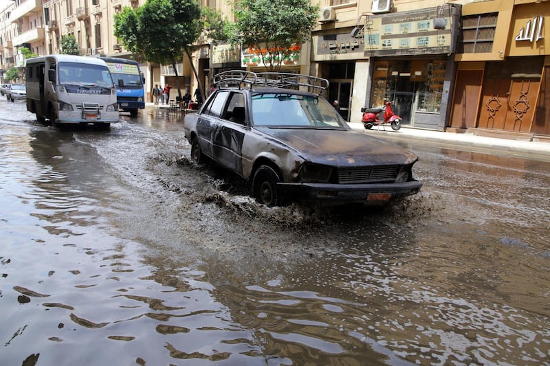 epa06693765 Cars drive through a flooded street after a flash flood affected Cairo, Egypt, 26 April 2018. Recent rainfalls have flooded parts of Egypt, temperatures dropped to six degrees Celsius.  EPA/KHALED ELFIQI