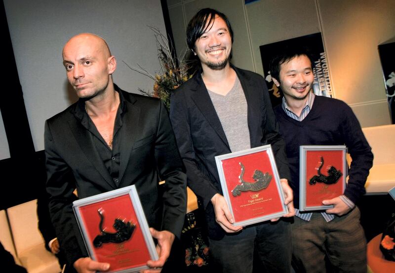 epa01242063 The winners of the VPRO Tiger Awards (L-R), Danish film maker Omar Shargawi, who won for 'Go with Peace Jamil' (Ma salama Jamil), Thai film maker Aditya Assarat for 'Wonderful Town' and Malaysian film maker Liew Seng Tat for 'Flower in the Pocket', pose with their awards they received during the IFFR Awards Ceremony at the  37th International Film Festival Rotterdam (IFFR), in Rotterdam, The Netherlands, 01 February 2008.  EPA/GUIDO BENSCHOP *** Local Caption *** 01242063