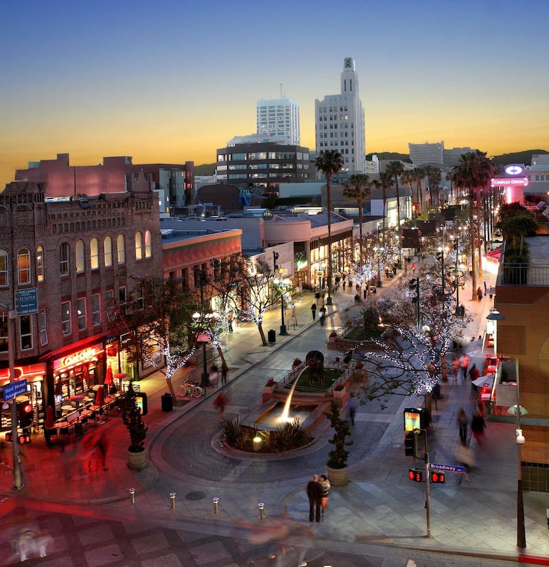 ATJ1KT 3rd Street Promenade in Santa Monica California at sunset. Della Huff / Alamy Stock Photo