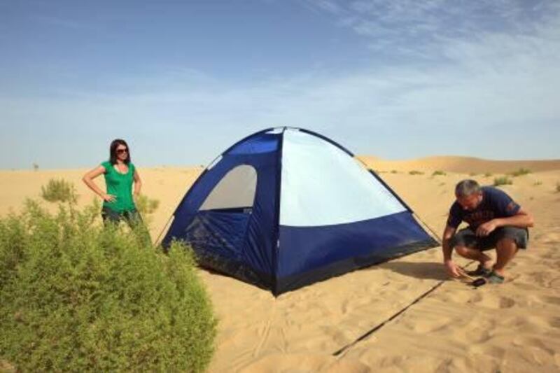 ABU DHABI - 09APRIL2011 - Clare Dight with her husband Nick Leech setting up their camp in a desert near Al Ain.  Ravindranath K / The National