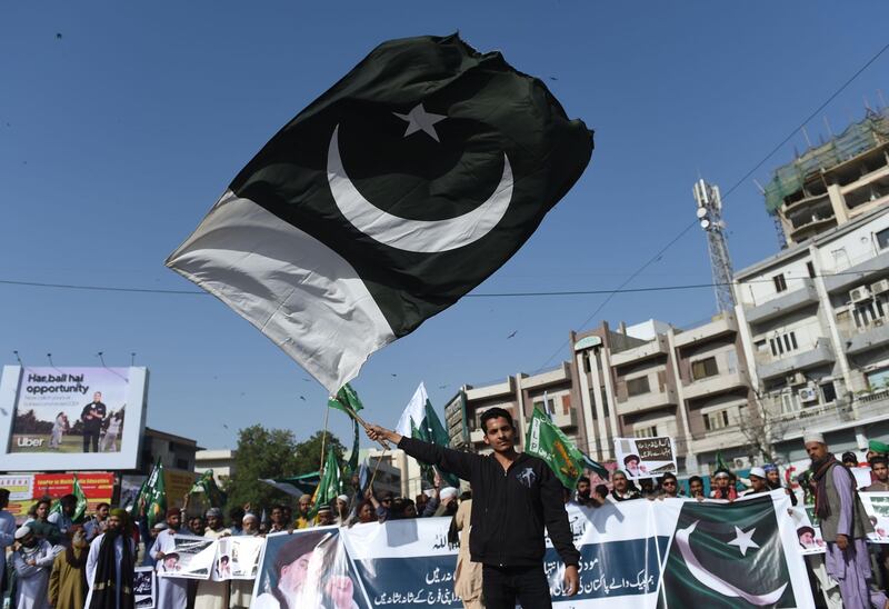 Supporters and activists of the Tehreek-e-Labbaik Pakistan party march during an anti-Indian protest in Karachi on February 24, 2019. Indian authorities arrested dozens of Muslim leaders in raids across Kashmir and sent thousands of reinforcements to the troubled territory on February 22 as Prime Minister Narendra Modi stepped up warnings to Pakistan over a suicide bomb attack. / AFP / Rizwan TABASSUM
