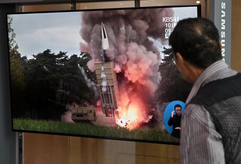 A man watches a television news screen showing file footage of a North Korean missile launch, at a railway station in Seoul on September 10, 2019. North Korea on September 10 fired projectiles toward the sea, South Korea's military said, hours after Pyongyang said it is willing to hold working-level talks with the United States in late September. / AFP / Jung Yeon-je
