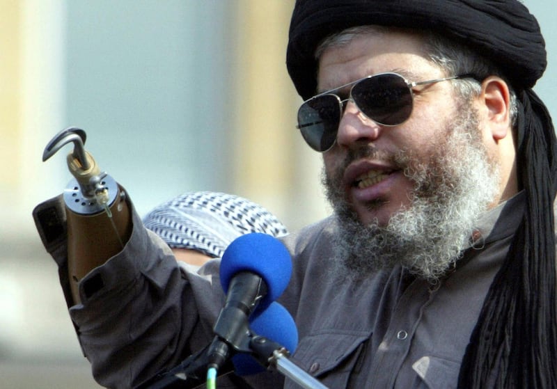 Muslim cleric, Abu Hamza al-Masri, is seen addressing the sixth annual rally for Islam in Trafalgar Square, London in this August 25, 2002 file photograph. The European Court of Human Rights on September 24, 2012 gave final approval for the extradition of Abu Hamza, along with four other individuals, from the UK to the U.S., local media reported.  REUTERS/Ian Waldie/Files  (BRITAIN - Tags: POLITICS SOCIETY RELIGION)