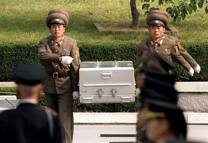 FILE PHOTO: North Korean soldiers carry a coffin believed to contain the remains of a U.S. soldier to the border with South Korea during repatriation ceremonies at the truce village of Panmunjom, South Korea, October 9, 1998.     REUTERS/Yun Suk Bong/File Photo