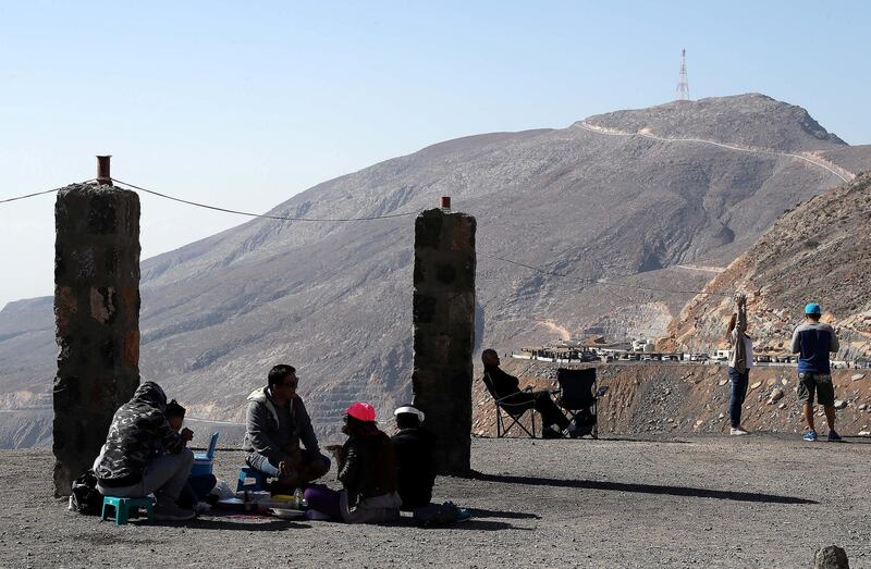 RAS AL KHAIMAH , UNITED ARAB EMIRATES , DEC 02  – 2017 :- People enjoying with their family and friends at the Jebel Jais mountain on the National Day in Ras Al Khaimah. (Pawan Singh / The National) Story by Anna Zacharias