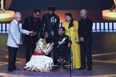 Bollywood actor Ranveer Singh (2L) talks to actor Jagdeep (C) after he received the Lifetime Achievement award during the 20th International Indian Film Academy (IIFA) Awards at NSCI Dome in Mumbai early on September 19, 2019. (Photo by INDRANIL MUKHERJEE / AFP)