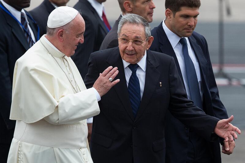 HAVANA, CUBA - SEPTEMBER 19:  Pope Francis walks with Cuba's President Raul Castro (R) as he arrives at Jose Marti International Airport on September 19, 2015 in Havana, Cuba. Pope Francis is at the beginning of a three day visit to Cuba where he will meet President Raul Castro and hold Mass in Revolution Square before travelling to Holguin, Santiago de Cuba and El Cobre then onwards to the United States.  (Photo by Carl Court/Getty Images)