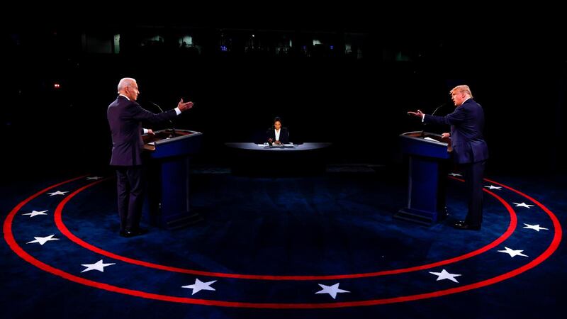 TOPSHOT - US President Donald Trump (R) Democratic Presidential candidate, former US Vice President Joe Biden and moderator, NBC News anchor, Kristen Welker (C) participate in the final presidential debate at Belmont University in Nashville, Tennessee, on October 22, 2020. / AFP / POOL / JIM BOURG
