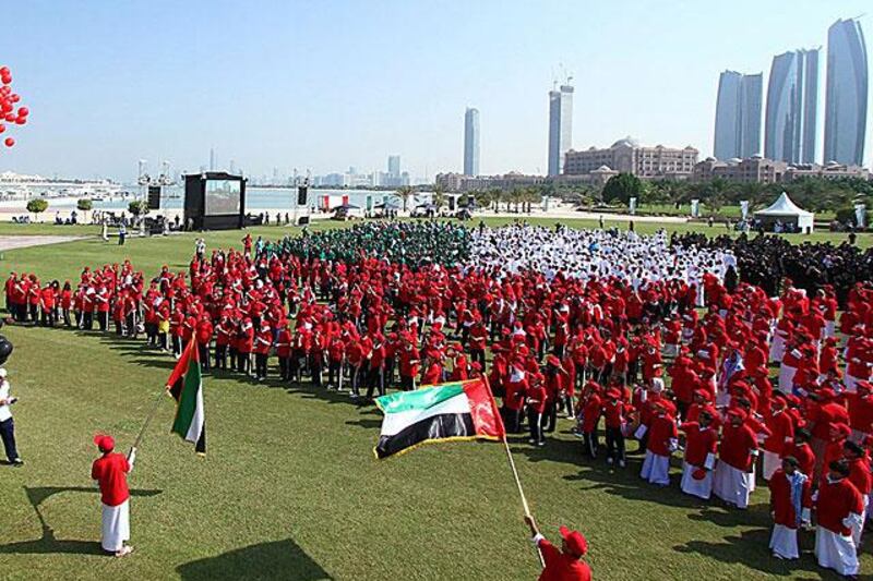 /Thousands of pupils joined forces yesterday for a colourful celebration ahead of National Day.
More than 4,000 young people stood side by side outside Emirates Palace, wearing red, white, black and green as part of a patriotic challenge to show their pri???