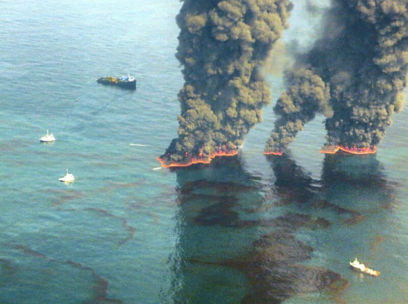 This US Coast Guard handout image shows crews conducting overflights of controlled burns taking place in the Gulf of Mexico May 19, 2010 in the Gulf of Mexico.  During controlled burns, oil from the Deepwater Horizon incident is burned in an effort to reduce the amount of oil in the water. AFP PHOTO/HO/US COAST GUARD/ Chief Petty Officer John Kepsimelis    == RESTRICTED TO EDITORIAL USE - NOT FOR SALE FOR MARKETING OR ADVERTISING CAMPAIGN == / AFP PHOTO / US COAST GUARD / HO