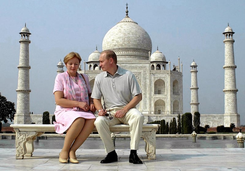 Russian President Vladimir Putin speaks to his wife Ludmila as they pose in front of the Taj Mahal 04 October 2000. Putin is on a three-day visit to India. AFP PHOTO JOHN MACDOUGALL (Photo by JOHN MACDOUGALL / AFP)