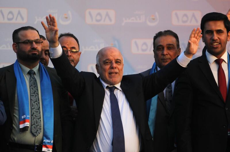 Iraqi Prime Minister Haider al-Abadi (C) stands with candidates from his coalition during a campaign gathering in Baghdad's Sadr City district on May 1, 2018 ahead of the upcoming Iraqi parliamentary elections.  / AFP PHOTO / AHMAD AL-RUBAYE