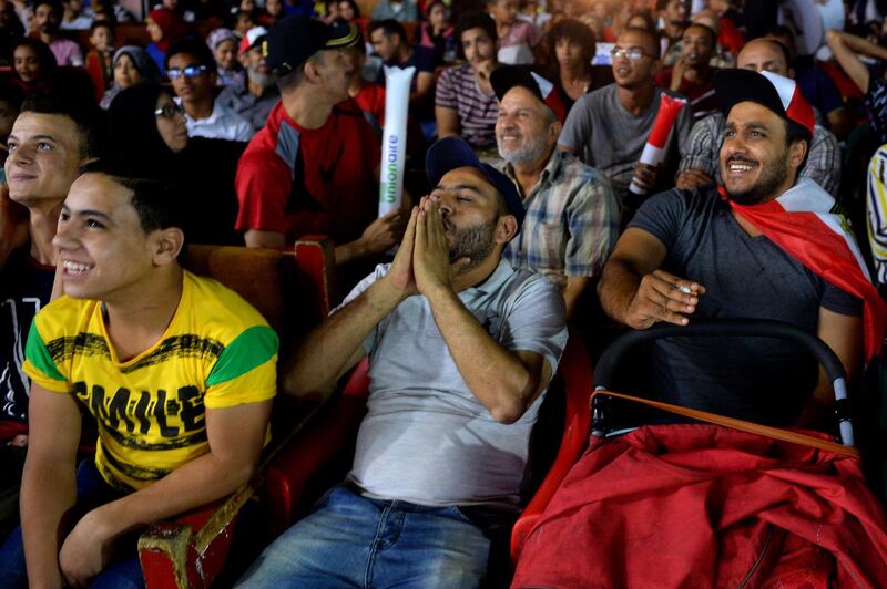 Egyptians watch the 2019 Africa Cup of Nations (CAN) football match between Egypt and Zimbabwe at an open broadcasting event in Cairo on June 21, 2019.  / AFP / MOHAMED EL-SHAHED                   
