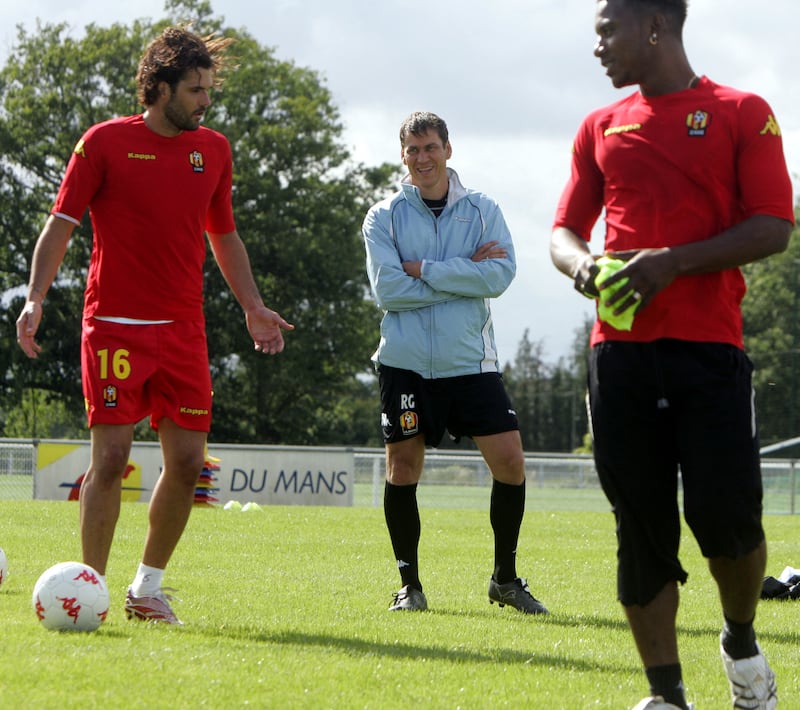 Le Mans coach Rudi Garcia jokes with French goalkeeper Rodolphe Roche and Stephane Sessegnon during a practice session 31 July 2007. AFP