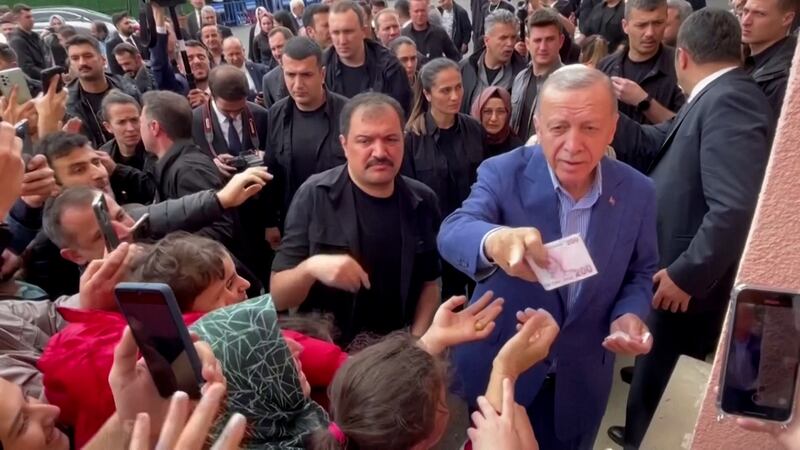 Recep Tayyip Erodgan holding cash with supporters in Uskudar, Istanbul. Reuters
