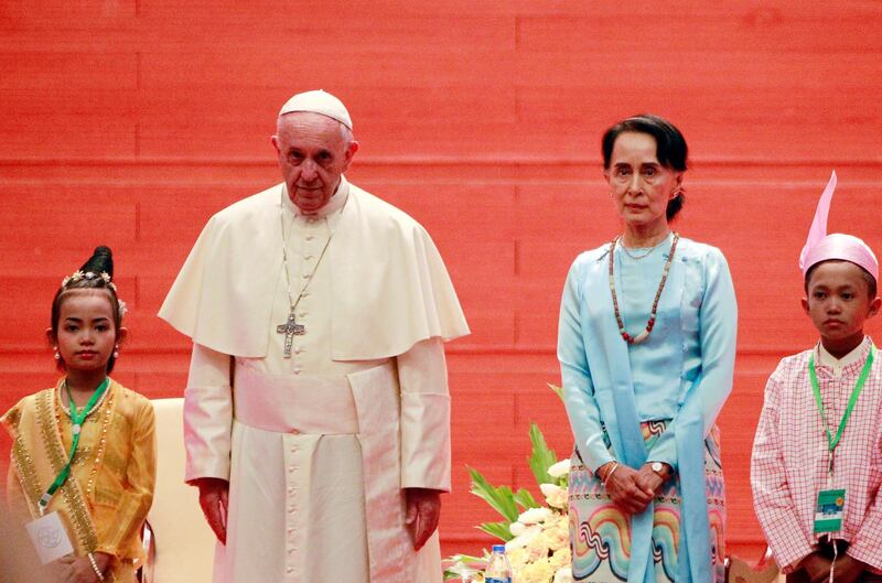 Myanmar's leader Aung San Suu Kyi, center right, and Pope Francis, centre left, pose for medias at a meeting with members of the civil society and diplomatic corps in Naypyitaw, Myanmar, Tuesday, Nov. 28, 2017. (AP Photo/Aung Shine Oo)