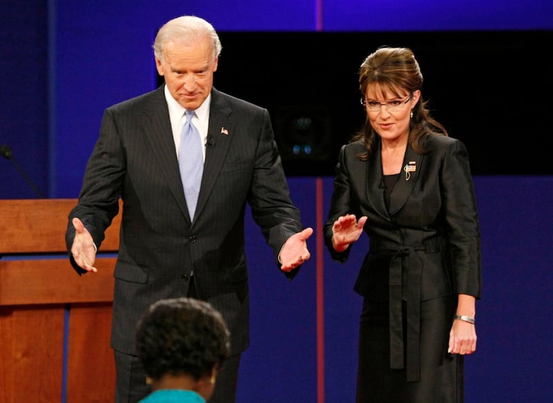Democratic vice presidential nominee Senator Joe Biden (D-DE) and Republican vice presidential nominee Alaska Governor Sarah Palin greet moderator Gwen Ifill during the vice presidential debate at Washington University in St. Louis, Missouri October 2, 2008. REUTERS/Rick Wilking  (UNITED STATES)   US PRESIDENTIAL ELECTION CAMPAIGN 2008 (USA)