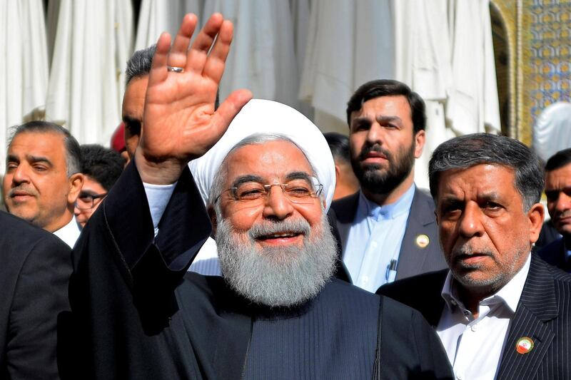 Iranian President Hassan Rouhani (C) visits in the Iraqi central city of Najaf on March 13, 2019. - Iran's President Hassan Rouhani hit back on March 11 against pressure from the "aggressor" United States on Iraq to limit ties with its neighbour, during his first official visit to Baghdad. Shiite-majority Iraq is walking a fine line to maintain good relations with its key partners Iran and the United States which themselves are arch-foes. (Photo by Haidar HAMDANI / AFP)