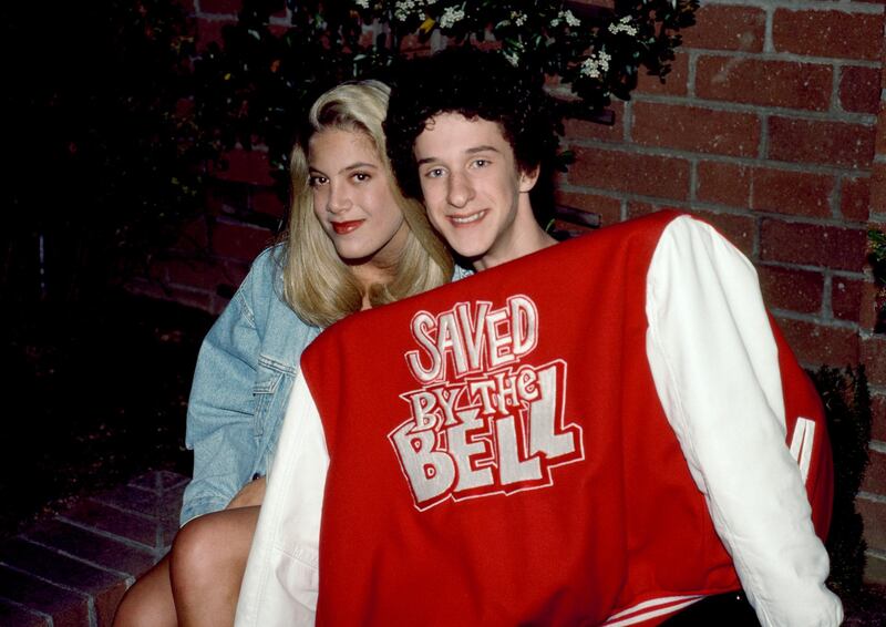 SAVED BY THE BELL -- Pictured: (l-r) Tori Spelling as Violet Anne Bickerstaff, Dustin Diamond as Screech Powers  (Photo by Alice S. Hall/NBCU Photo Bank/NBCUniversal via Getty Images via Getty Images)