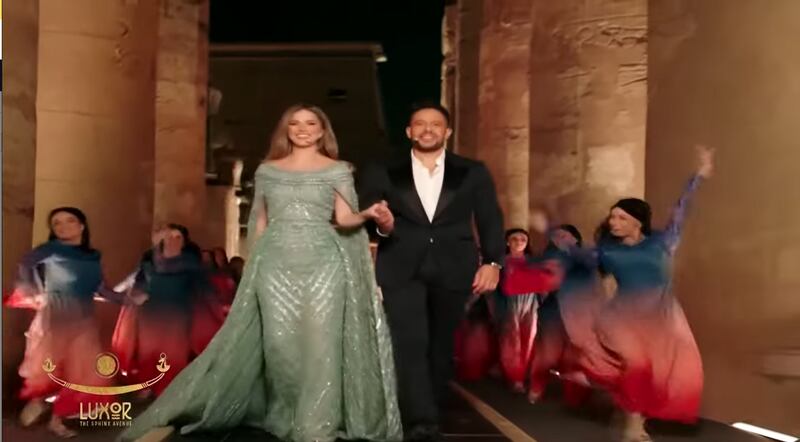 Lara Scandar and Mohamed Hamaki sing on stage in Luxor.