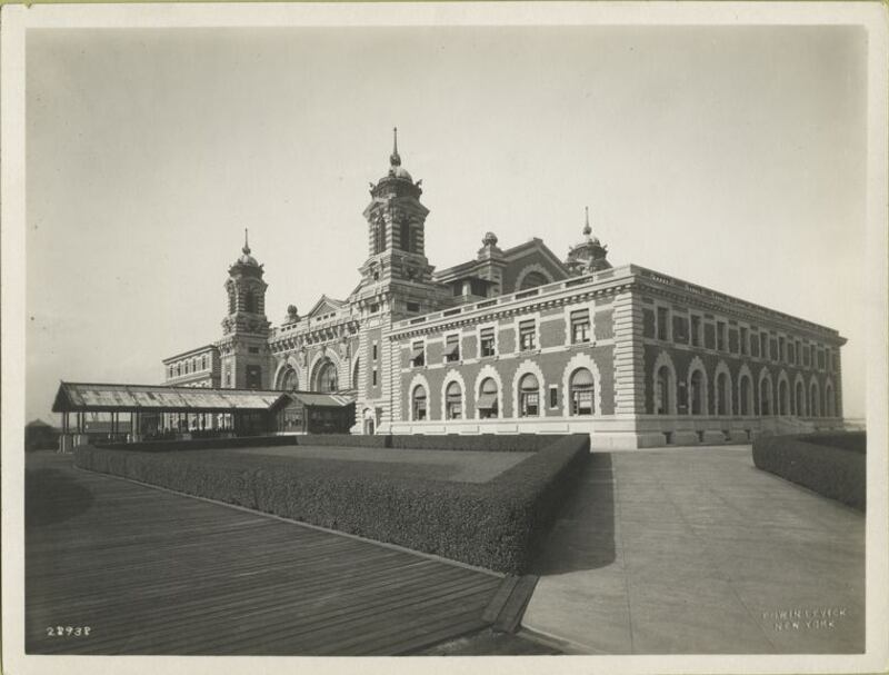 Ellis Island: Immigrants arriving in New York. Photo: New York Public Library