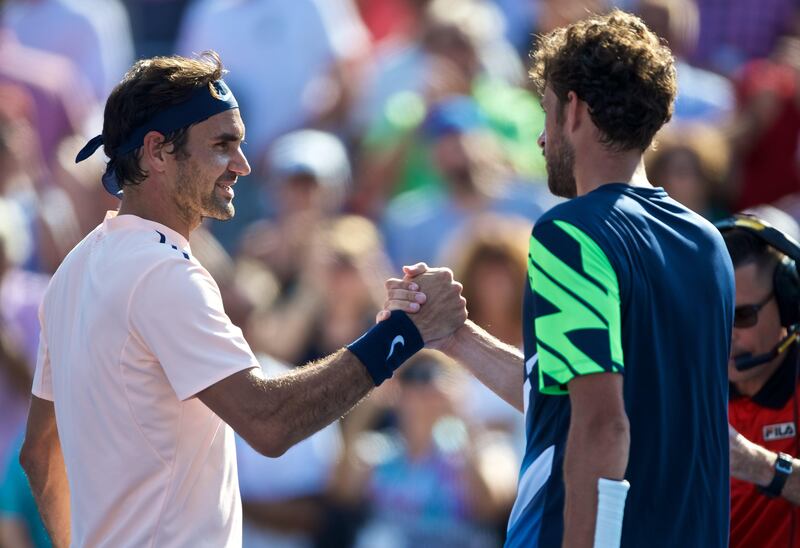 epa06141118 Roger Federer of Switzerland shakes hands with Robin Haase of Netherlands after his victory in the ATP Rogers cup men's semi final in Montreal, Canada, 12 August 2017.  EPA/ANDRE PICHETTE