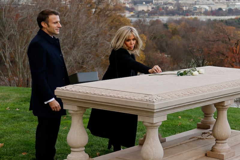 Ms Macron places white roses on L'Enfant's tomb. AFP