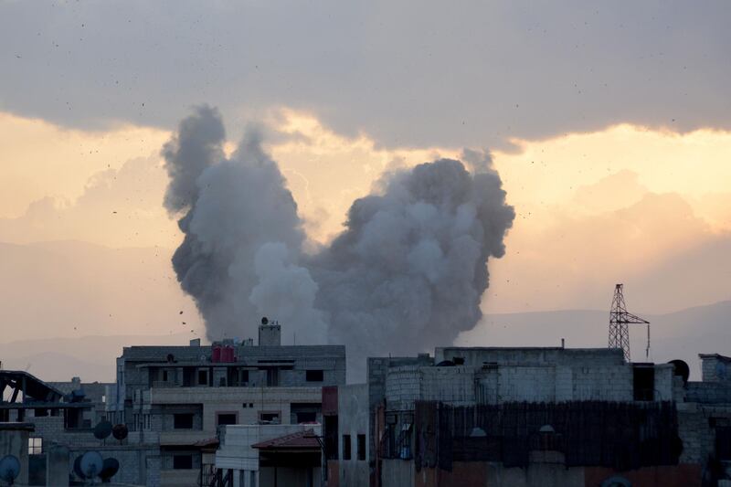 Smoke billows in a southern district of the Syrian capital Damascus, during regime strikes targeting the Islamic State group in the Palestinian camp of Yarmouk, and neighbouring districts, on April 21, 2018. / AFP PHOTO / Rami al SAYED
