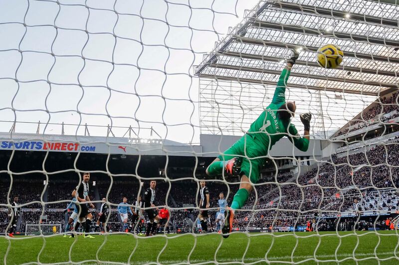 NEWCASTLE UPON TYNE, ENGLAND - NOVEMBER 30: Kevin De Bruyne of Manchester City scores his side's second goal to make the score 1-2 during the Premier League match between Newcastle United and Manchester City at St. James Park on November 30, 2019 in Newcastle upon Tyne, United Kingdom. (Photo by Daniel Chesterton/Offside/Offside via Getty Images)