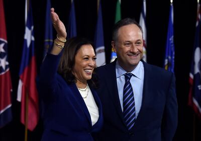 Democratic vice presidential running mate, US Senator Kamala Harris and her husband Douglas Emhoff pose on stage after the first Biden-Harris press conference in Wilmington, Delaware, on August 12, 2020. / AFP / Olivier DOULIERY
