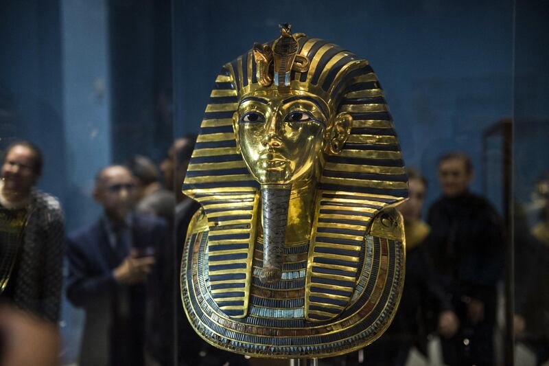 A picture taken on November 28, 2017 shows Golden Mask of King Tutankhamun, on display at the Egyptian Museum in the capital Cairo. - The Egyptian museum celebrated on November 28, 2017 the 115th anniversary of its establishment, displaying for the first time some 60 golden pieces of the chariot of King Tutankhamun among its other 120 thousand artefacts. (Photo by MOHAMED EL-SHAHED / AFP)