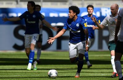 epa08454396 Weston McKennie (C) of Schalke reacts during the German Bundesliga soccer match between FC Schalke 04 and Werder Bremen in Gelsenkirchen, Germany, 30 May 2020.  EPA/BERND THISSEN / POOL CONDITIONS - ATTENTION: The DFL regulations prohibit any use of photographs as image sequences and/or quasi-video.