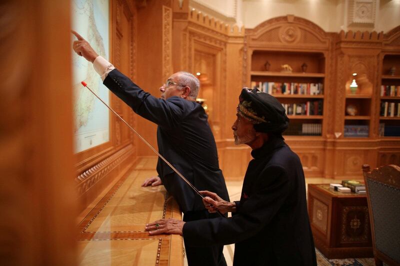 Sultan Qaboos looks at maps with Mr. Netanyahu in Muscat. Reuters