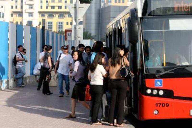 DUBAI, UNITED ARAB EMIRATES Ð April 20,2011: Commuters waiting for the bus at the bus stop without shelter near the Flora Park Hotel in Deira Dubai.  (Pawan Singh / The National) For News. Story by Essam