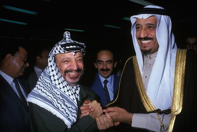 ALGIERS, ALGERIA - NOVEMBER 20: Saudi Prince Salman bin Abdul-Aziz Al Saud, Governor of Riyadh Province, with PLO leader Yasser Arafat on November 20, 1988 in Algiers, Algeria. (Photo by Mohamed LOUNES/Gamma-Rapho via Getty Images)