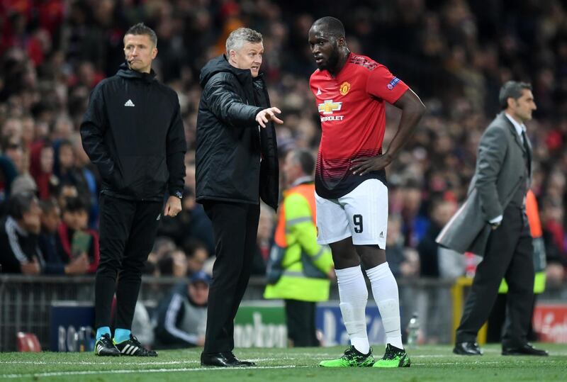 MANCHESTER, ENGLAND - APRIL 10:  Ole Gunnar Solskjaer, Manager of Manchester United in discussion with Romelu Lukaku of Manchester United during the UEFA Champions League Quarter Final first leg match between Manchester United and FC Barcelona at Old Trafford on April 10, 2019 in Manchester, England. (Photo by Michael Regan/Getty Images)