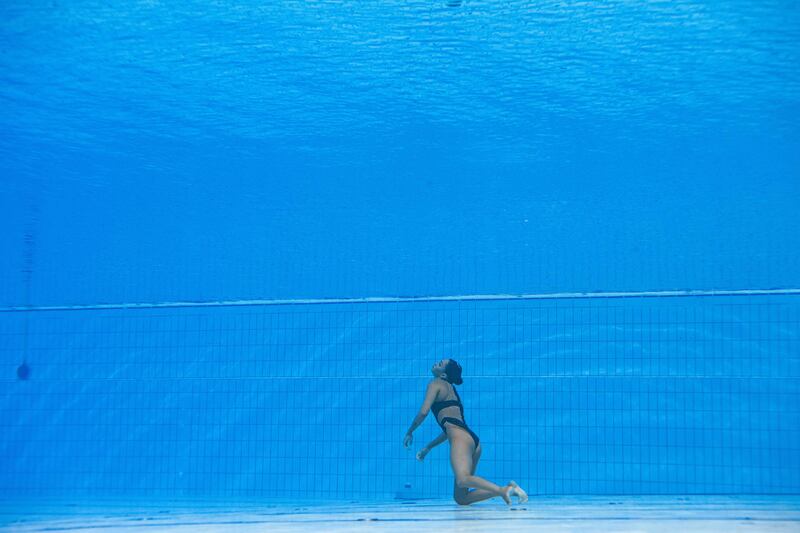 USA's Anita Alvarez sinks to the bottom of the pool after fainting. AFP