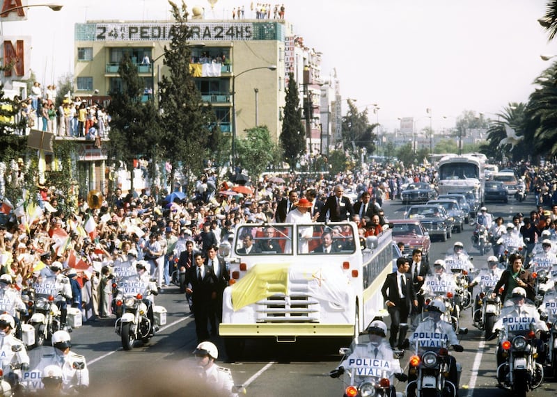 Pope John Paul II waves from his popemobile  26 January 1979 in Mexico City at the beginning of his first Pastororal visit outside Italy to Santo Domingo, Mexico and the Bahamas, from 25 January to 01 February. (Photo by AFP)