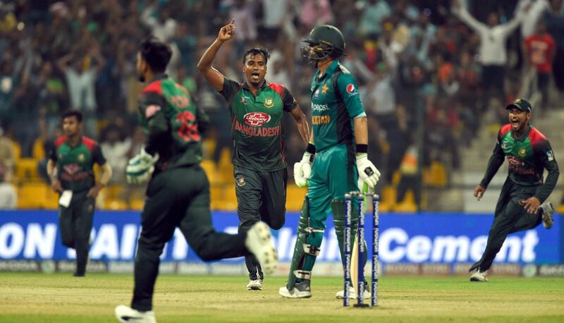 Bangladesh cricketer Rubel Hossain (C) celebrates with his teammates after he dismissed Pakistan batsman Shoaib Malik (2nd-R) during the one day international (ODI) Asia Cup cricket match between Bangladesh and Pakistan at the Sheikh Zayed Stadium in Abu Dhabi on September 26, 2018. / AFP / ISHARA S. KODIKARA
