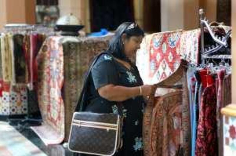 Diera, UAE - September 20, 2009 -A woman shops for pashmina at the Mall of the Emirates. (Nicole Hill / The National) *** Local Caption ***  NH Metro12.jpgBZ05OC P05 CONSUMER 01.jpg