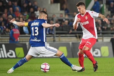 Monaco's Montenegrin forward Stevan Jovetic (R) vies for the ball against Strasbourg's Serbian defender Stefan Mitrovic during the French L1 football match between Strasbourg (RCSA) and Monaco on October 20, 2018 at the Meinau stadium in Strasbourg, eastern France. / AFP / FREDERICK FLORIN
