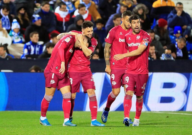 epa08260217 Alaves' Lucas Perez (L) celebrates with teammates after scoring the 1-0 lead during the Spanish La Liga soccer match between CD Leganes and Deportivo Alaves in Leganes, near Madrid, Spain, 29 February 2020.  EPA/FERNANDO ALVARADO